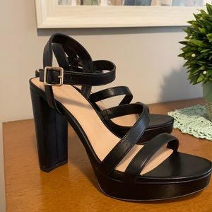 NWOB BCBG BLCK HEELS